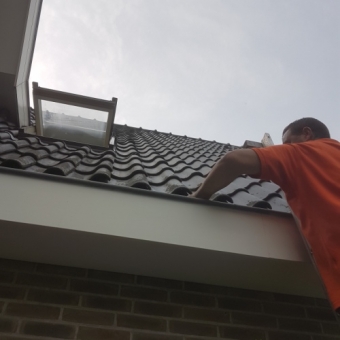 Inhoud dakgoot laten reinigen door betrouwbaar bedrijf regio Alkmaar Heerhugowaard en omstreken