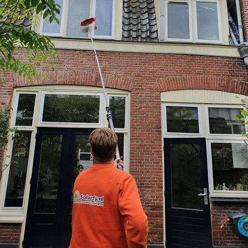 Reiniging houtwerk, zonnepanelen en kozijnen woning Alkmaar Mei 2021