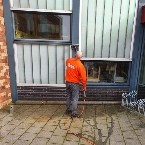 Reiniging buitenzijde schoolgebouw Akersloot Noord Holland februari 2021