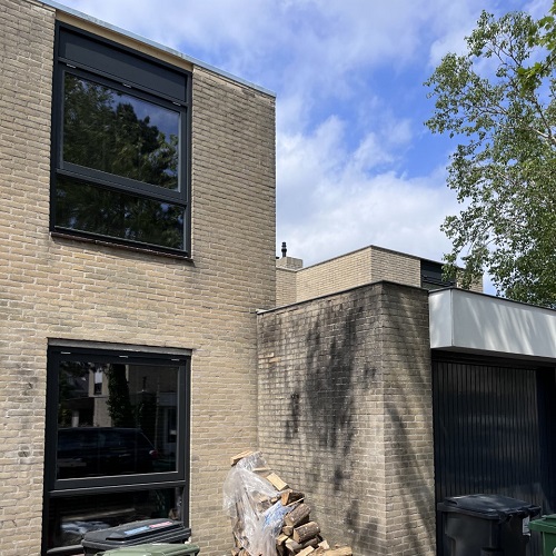 Reiniging van gevel in Haarlem (Wijk Oosterduin) woning particulier mei 2022