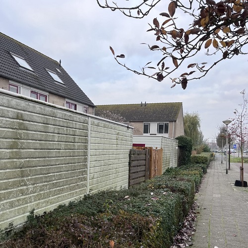 Reiniging bergruimtes straat met woningen in Velserbroek December 2022
