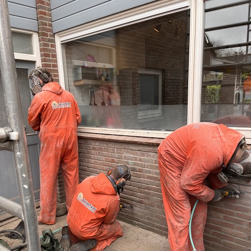 Gevel renovatie Heerhugowaard - Uithakken voegwerk, steen reparatie gevel en schoorsteen December 2021