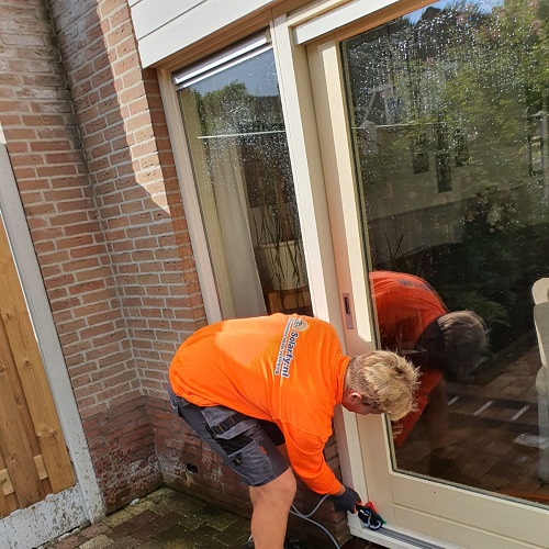 Reiniging houtwerk gevel, dakkapel en zonnepanelen woning Butterhuizen Augustus 2021