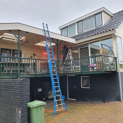 Reiniging houtwerk buitenzijde woning Ouderkerk aan den ijssel Oktober 2021