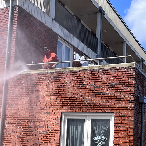 Reinigen betonnen afwerking rondom appartementen voor VvE in Alkmaar juni 2022