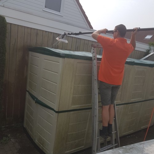 Reiniging container zijkant woning particulier Obdam Augustus 2019