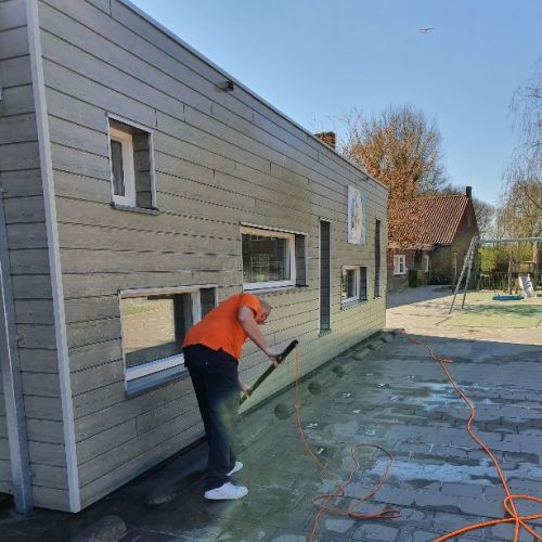 Reinigen boeidelen en kozijnen schoolgebouw Heerhugowaard April 2020