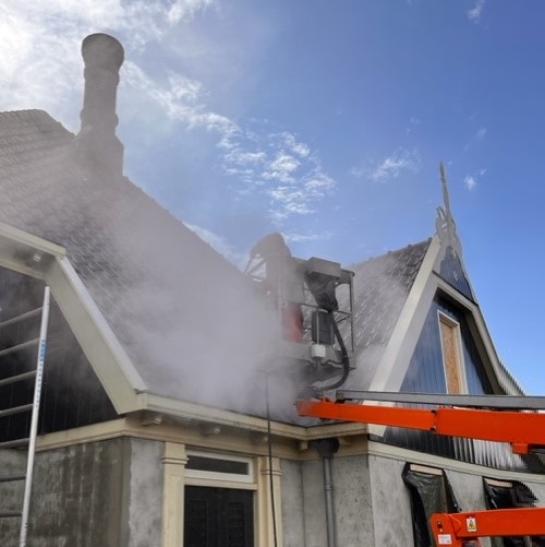 Reinigen dakpannen en schoorsteen woning Heerhugowaard September 2023