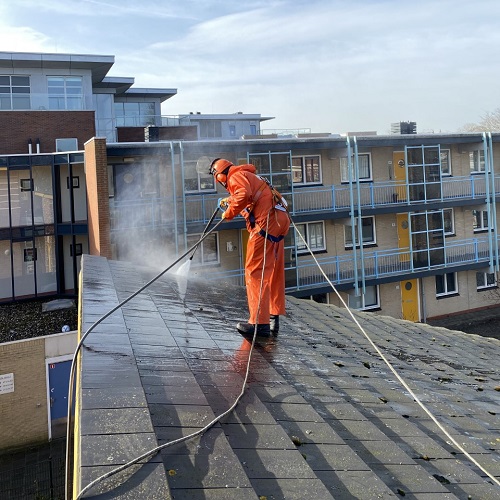 Reiniging en schoonmaken dakpannen schoolgebouw Heiloo februari 2021