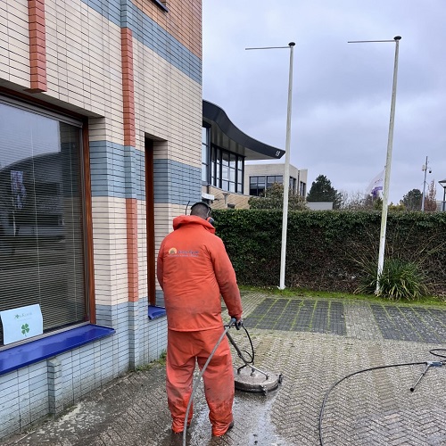 Straatwerk reinigen rondom parkeerplaatsen hoofkantoor zorginstelling Hoorn December 2022