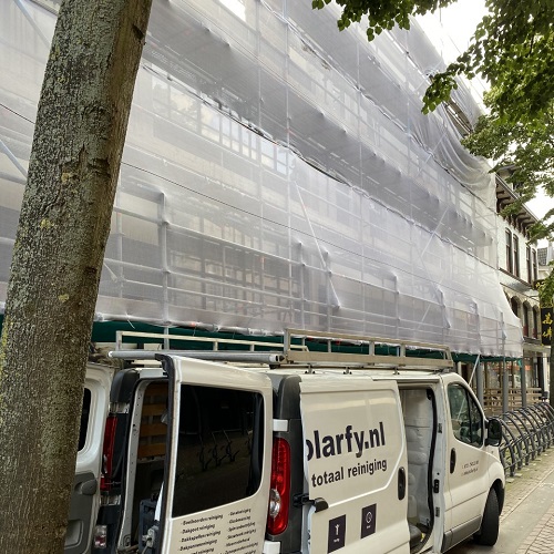 Schoonspuiten gevelreiniging winkelpand “de Laat” straat in Alkmaar centrum juli 2021