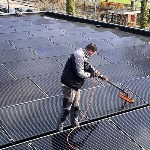 Reiniging installatie met zonnepanelen Apeldoorn i.s.m. DNR Electro Alkmaar April 2022