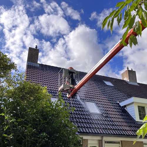 Schoonmaken van dakpannen woning Alkmaar de Mare particulier Augustus 2022