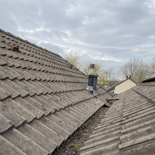 Schoonmaken dakgootranden, zonnepanelen en houtwerk woning Zuid Scharwoude Maart 2021