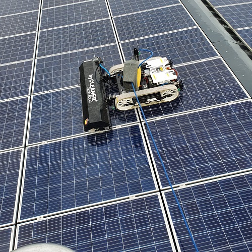 Schoonmaken zonnepanelen met robot Zuivelbedrijf Amsterdam februari 2021