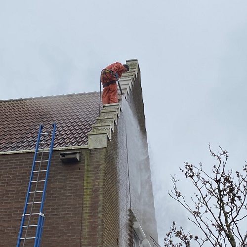Reiniging aluminium afdeklijsten trapgevel woning Heerhugowaard Maart 2021
