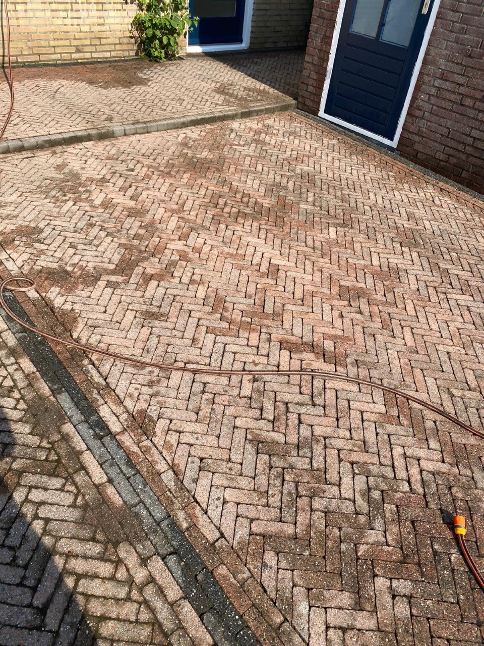 Straatwerk reinigen en voegsplit toevoegen voortuin Hoorn Augustus 2020