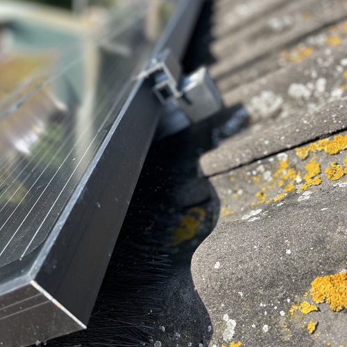 Aanbrengen vogelwering rondom zonnepanelen installatie Noord Scharwoude September 2022