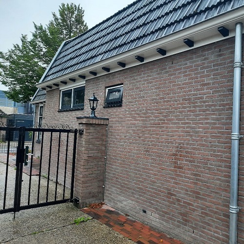 Verwijderen witte uitslag buitenmuur woning in Heerhugowaard Oktober 2020