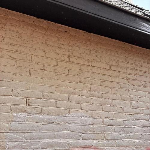 Verf verwijderen en neutraliseren van een gevel Heiloo Mei 2025