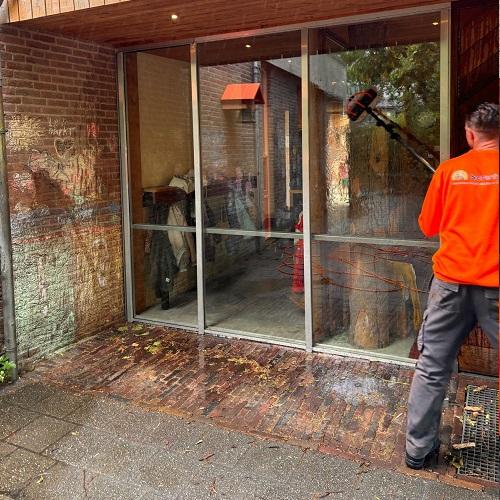 Glasbewassing schoolgebouw Bergen mei 2025