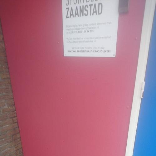 Reiniging en behandeling van rode gevelbeplating in Westzaan September 2025
