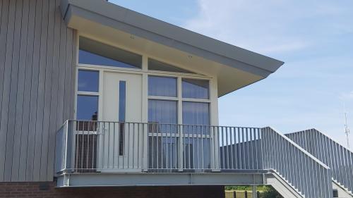 Reiniging overstek en kozijnen + spinnenbestrijding Groote Keeten Callantsoog Juni 2025