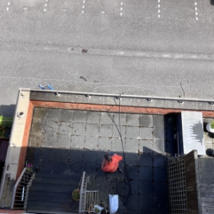 Reinigen betonnen afwerking rondom appartementen voor VvE in Alkmaar juni 2022