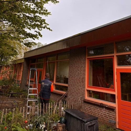 Reinigen boeidelen rondom schoolgebouw Bergen April 2025