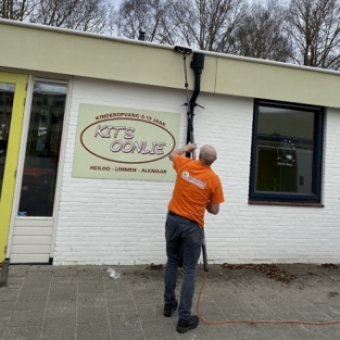 Schoonmaken buitenzijde en zonnepanelen schoolgebouw Heiloo februari 2021