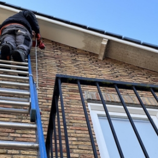 Reinigen boeidelen, houten tussen schotjes en dakopbouw woning Velsen-Zuid Maart 2022