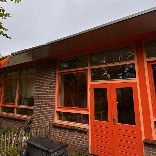 Reinigen boeidelen rondom schoolgebouw Bergen April 2025
