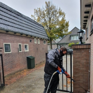 Verwijderen witte uitslag buitenmuur woning in Heerhugowaard Oktober 2020