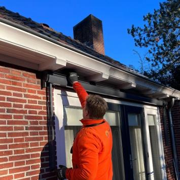 Reiniging houten dakgoot klossen en boeidelen woning particulier Heiloo December 2022