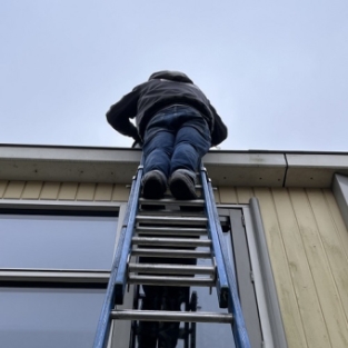 Inhoud dakgootrand legen en schoonmaken woning Schagen februari 2022