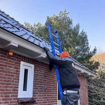 Reiniging houten dakgoot klossen en boeidelen woning particulier Heiloo December 2022