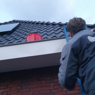 Inhoud dakgoot gereinigd & 4 bladvangroosters geplaatst woning Purmerend januari 2021