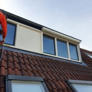 Reiniging houtwerk en glasbewassing rondom gehele woning Heiloo Oktober 2021