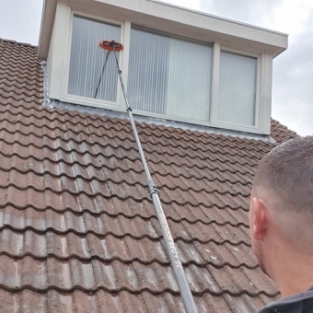 Reiniging houtwerk gevel, dakkapel en zonnepanelen woning Butterhuizen Augustus 2021