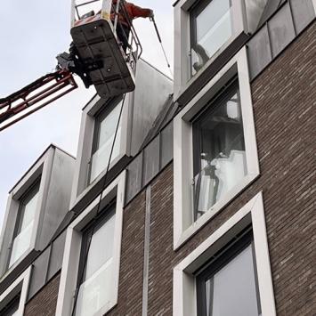 Reinigen buitenzijde appartementencomplex Paardenmarkt Alkmaar februari 2024