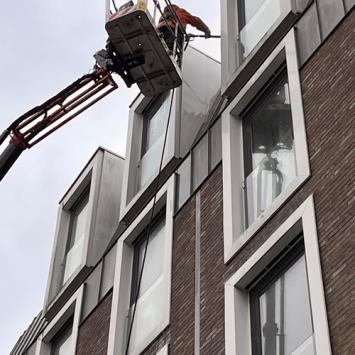 Reinigen buitenzijde appartementencomplex Paardenmarkt Alkmaar februari 2024