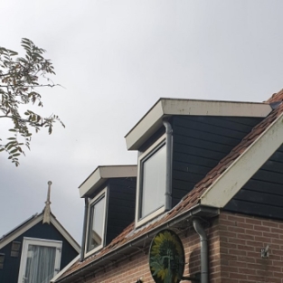 Reiniging houtwerk rondom gehele woning particulier Oterleek Oktober 2021