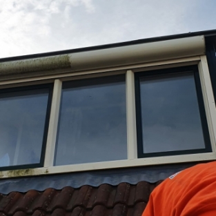 Reiniging houtwerk en glasbewassing rondom gehele woning Heiloo Oktober 2021