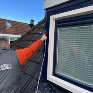 Zuid-Scharwoude - reiniging zonnepanelen, gevelbekleding en dakgootrand November 2021