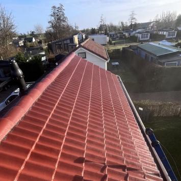 Reinigen dakpannen en coating aanbrengen chalets Wervershoof februari 2023