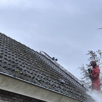 Schoonmaken dakpannen en dakgootranden woning Heerhugowaard Maart 2023