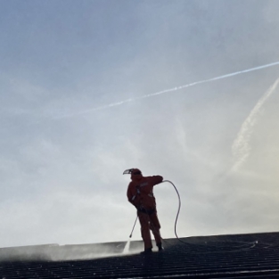 Reiniging en schoonmaken dakpannen schoolgebouw Heiloo februari 2021