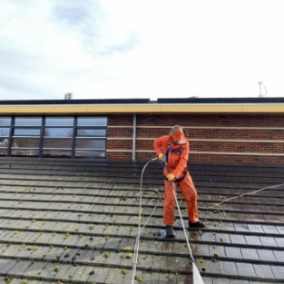 Reiniging en schoonmaken dakpannen schoolgebouw Heiloo februari 2021