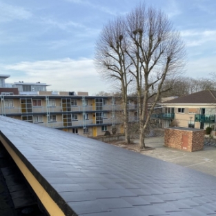 Reiniging en schoonmaken dakpannen schoolgebouw Heiloo februari 2021
