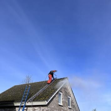 Schoonmaken dakpannen en dakgootranden woning Heerhugowaard Maart 2023